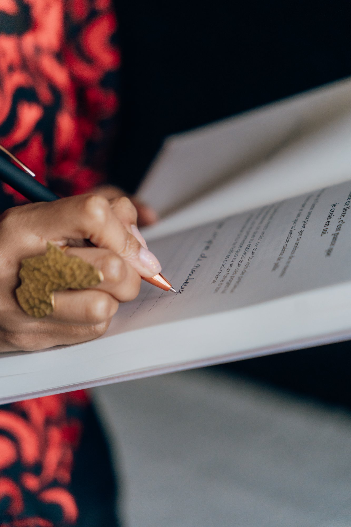 Ashley Kingué annotant le livre